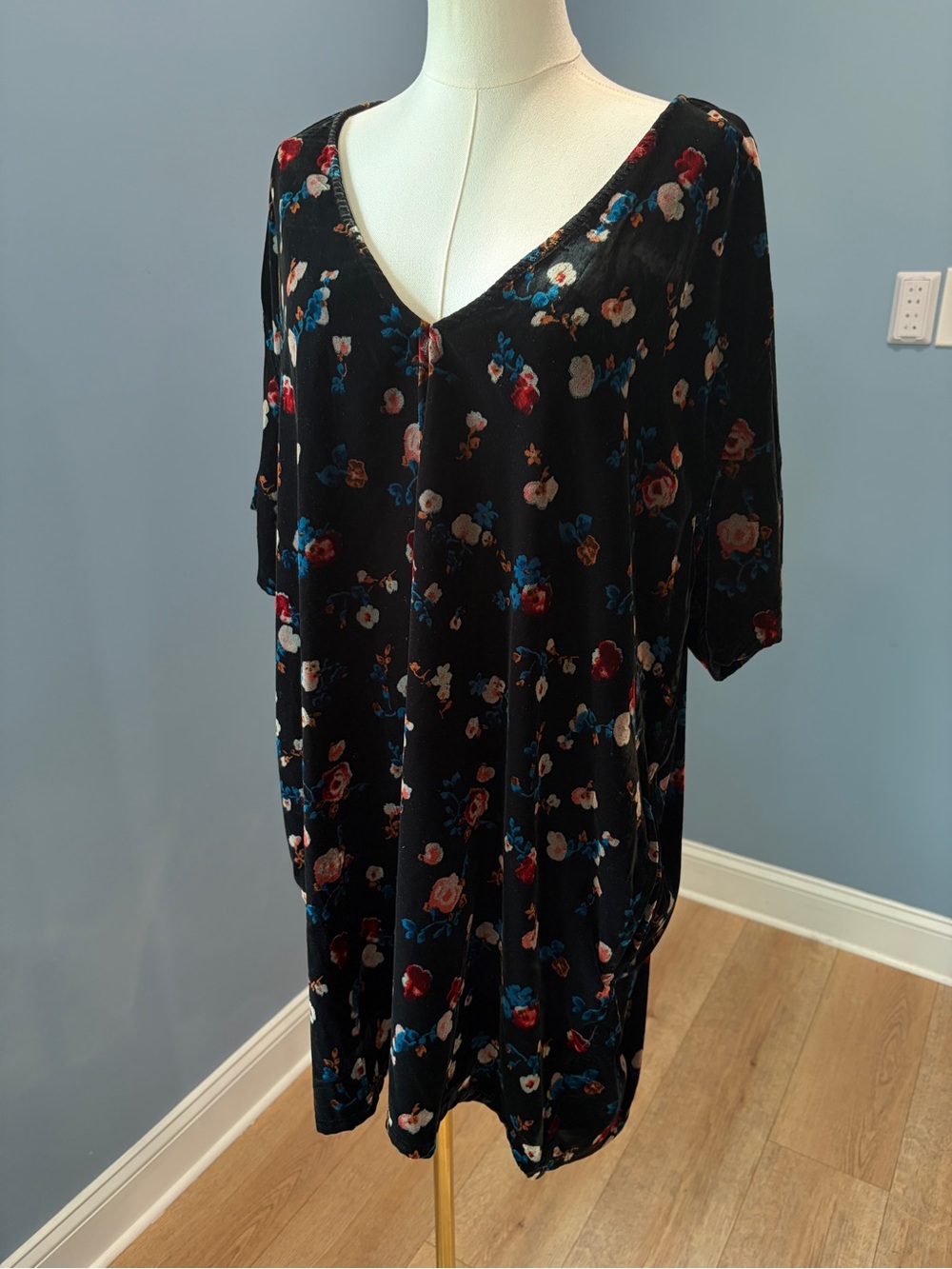 Natural Life Black Floral Velvet V Neck Tunic Dress Size L Boho - Picture 2 of 9